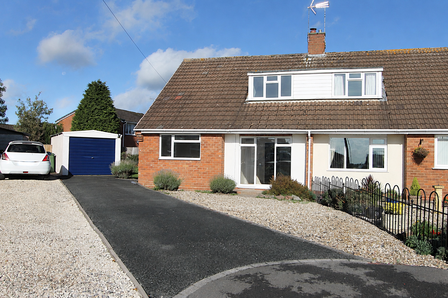 2 bed property in Pinewood Close, Kidderminster